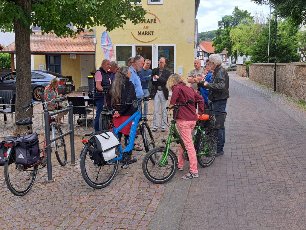 Bürger und Mandatsträger der FWG am Ober-Rosbacher Marktplatz im Gespräch.