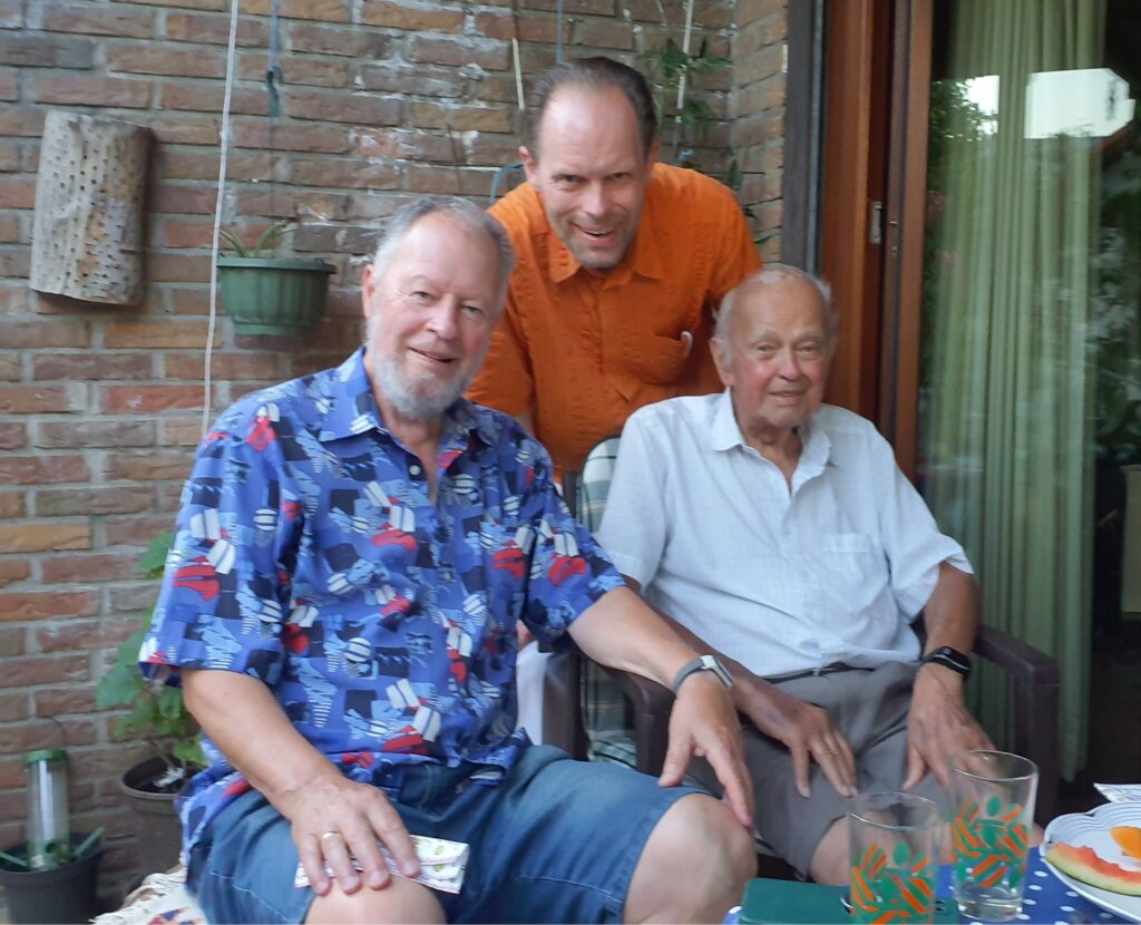 Rodheims Ortsvorsteher Rainer Schaub sowie FWG-Vorsitzender und Fraktionschef Christian Lamping gratulieren Paul Groetsch zum 95. Geburtstag (von links)