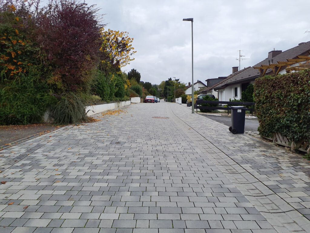 Der neue Straßenbelag in der Straße "Am Kirschenberg":-graues Rechteckplflaster-