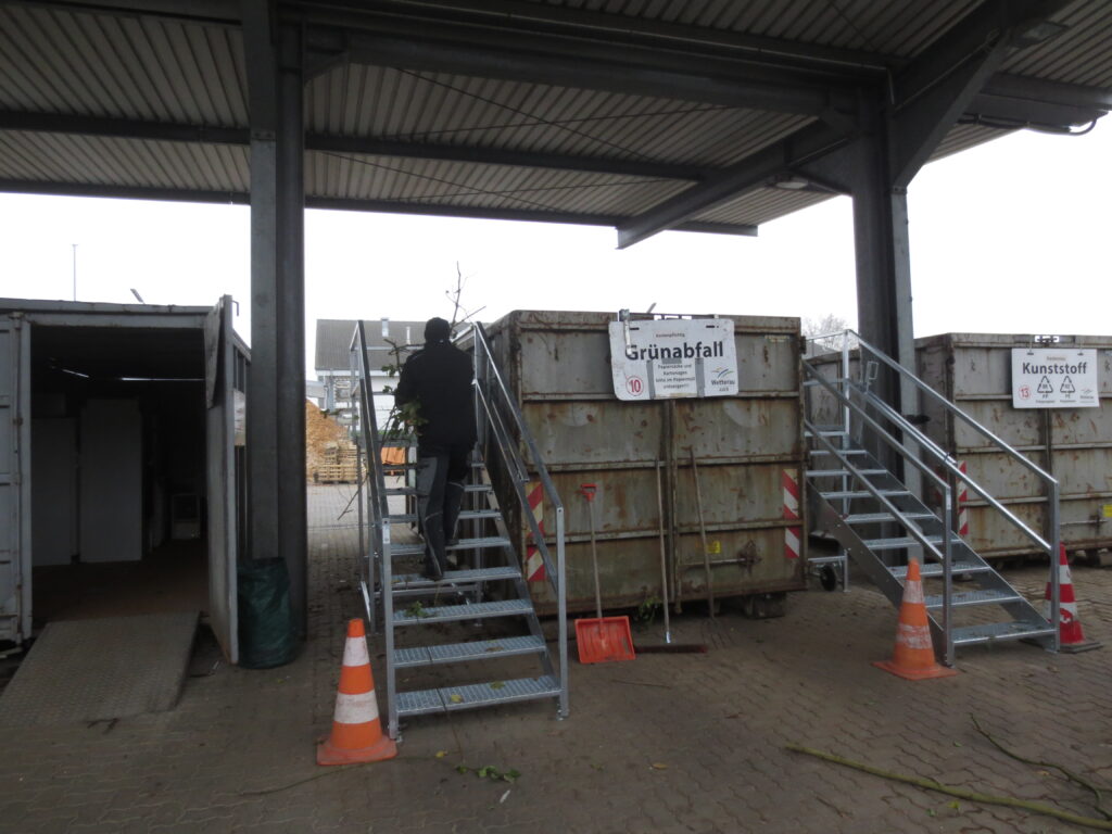 Grünschnittconatiner am Recyclinghof Rosbach mit Leiter.