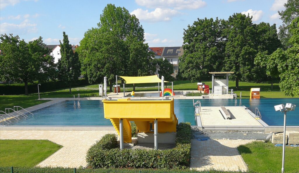 Das "schönste Schwimmbad der Wetterau" wird in Zukunft dienstags und donnerstags bis 20:00 Uhr geöffnet sein.